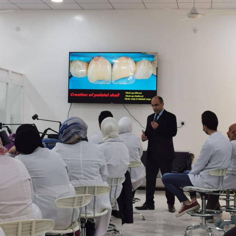 كلية طب الاسنان تقيم دورة تدريبية