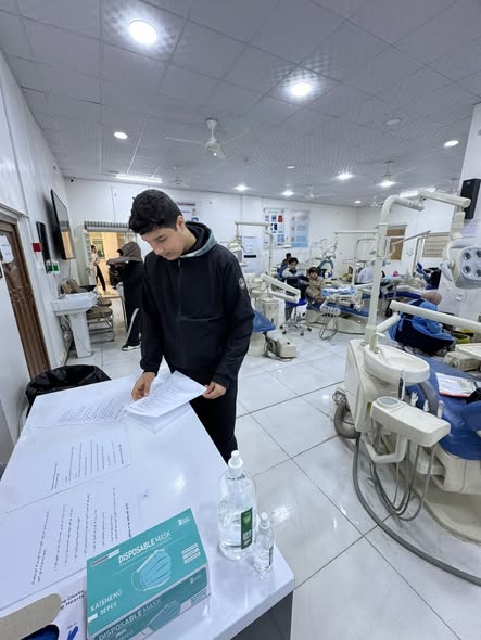 كلية طب الأسنان في جامعة أهل البيت (عليهم السلام) تعتمد برنامجًا توعويًا روتينيًا لتعزيز السلامة الصحية داخل العيادات التعليمية